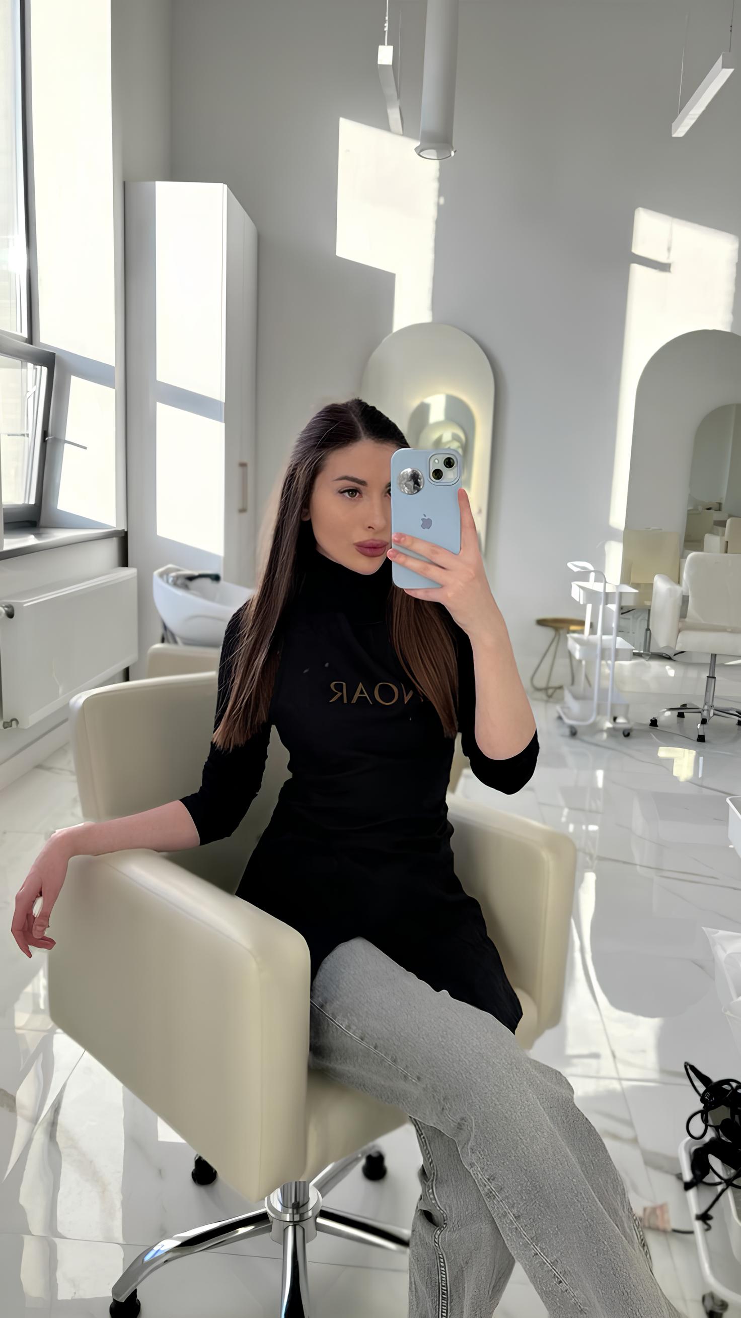 Мастер студии MakeUUP за работой